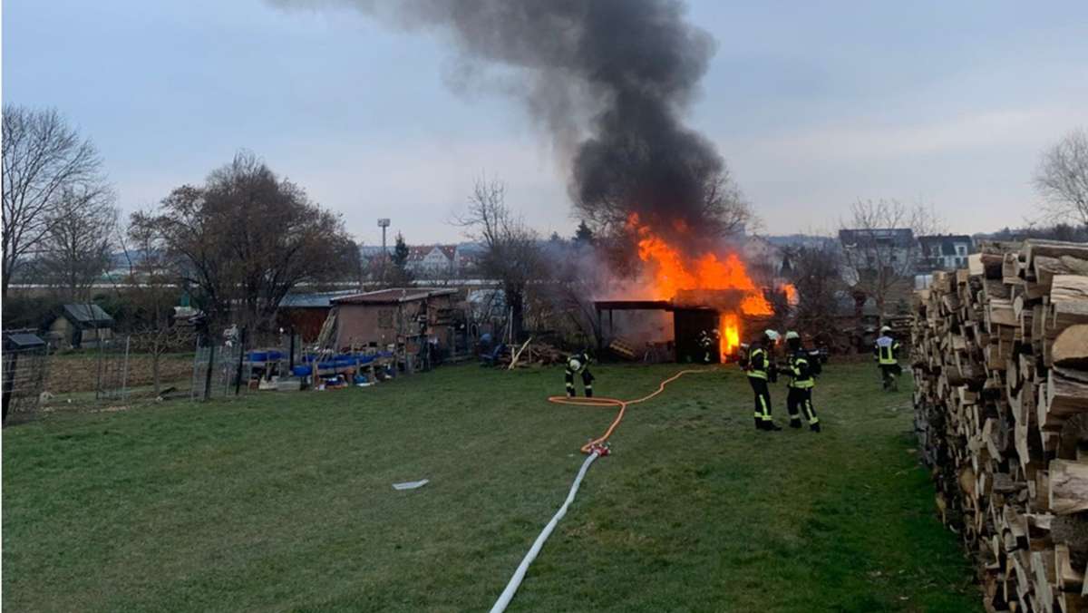 Brand in Stuttgart-Plieningen: Gartenhütte steht in Flammen