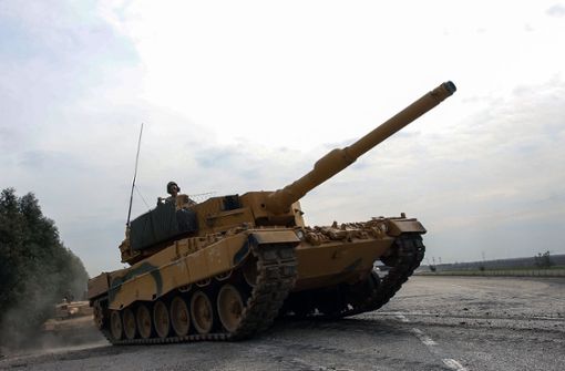 Ein Panzer des Typs Leopard 2A4 der türkischen Armee auf dem Weg Richtung syrische Grenze Foto: dpa