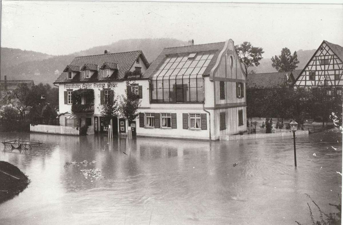 Im Jahr 1914 gab es ein Hochwasser. Wie auf dieser Aufnahme ersichtlich ist, standen die Fluten auch an der Ecke Siegelsberger Straße/Fritz-Schweizer-Straße hoch.