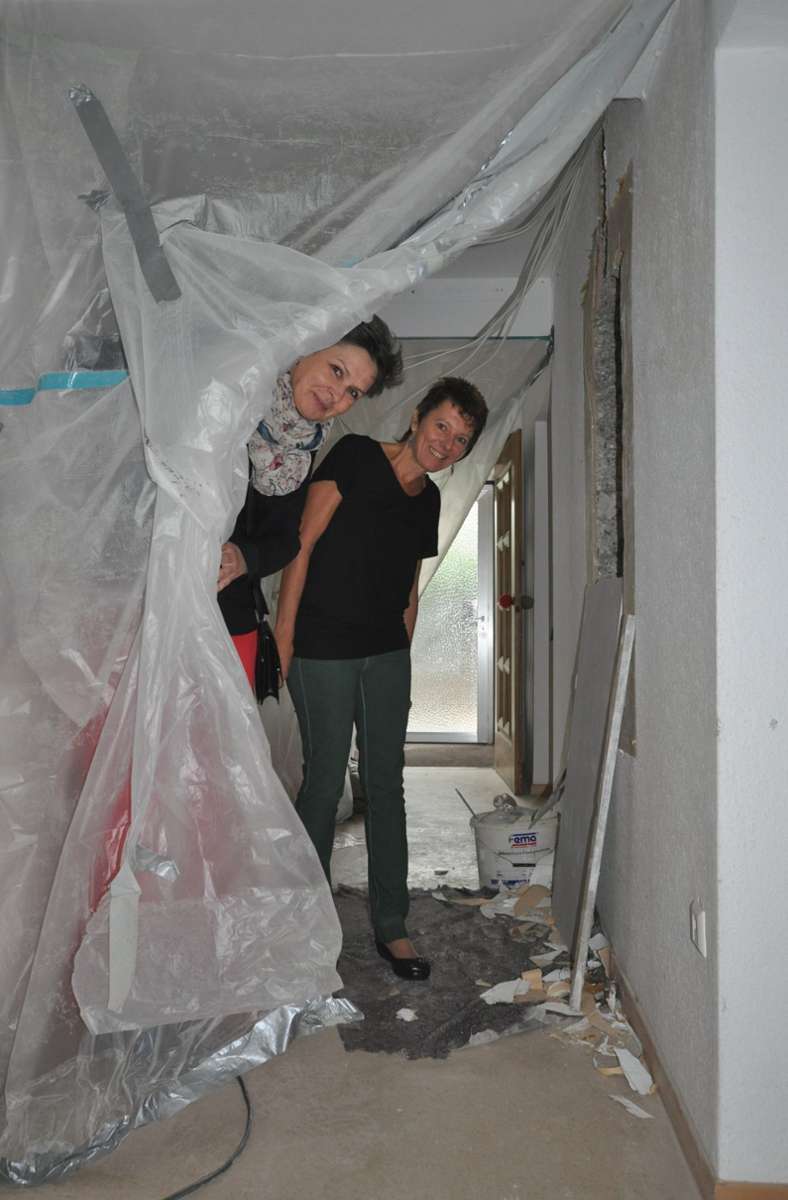 2014 auf der Baustelle: Die damalige städtische Fachbereichsleiterin Andrea Griese-Pelikan und die Schulleiterin Petra Götz (rechts).