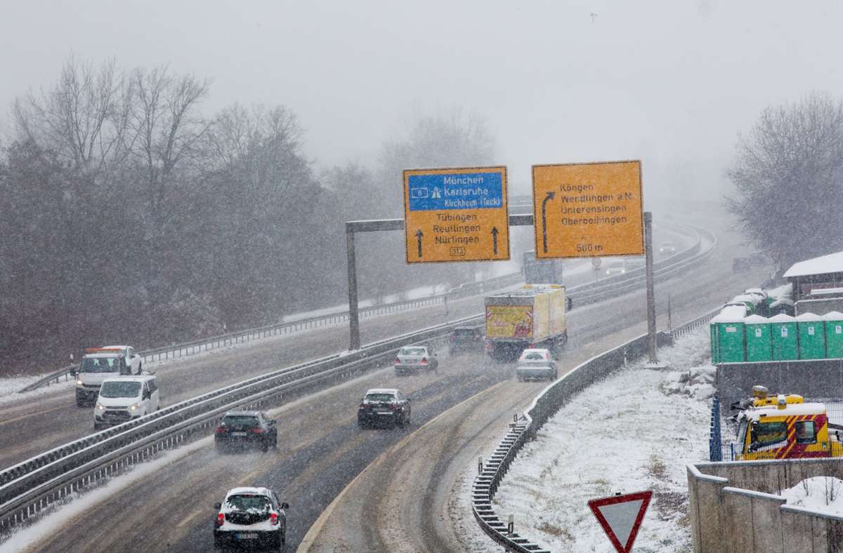 Trotz des Einsatzes der Räumfahrzeuge lag immer wieder Schnee auf den Straßen, wie hier auf der B313 bei Köngen.