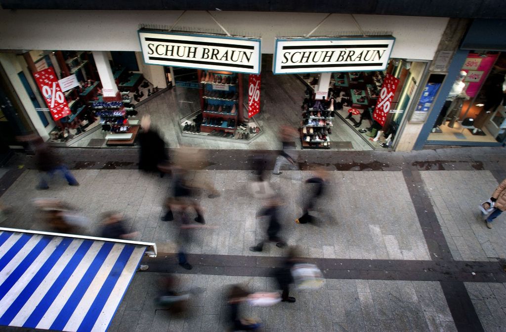Schuhe einkaufen machte vielen Stuttgarter Kinder großen Spaß – denn schließlich gab es bei Schuh Braun in der Schulstraße eine Holzrutschbahn, die das erste Stockwerk mit dem Erdgeschoss verband. Leider schloss das Schuhgeschäft Anfang 2004 – und damit war auch die Rutsche Geschichte.