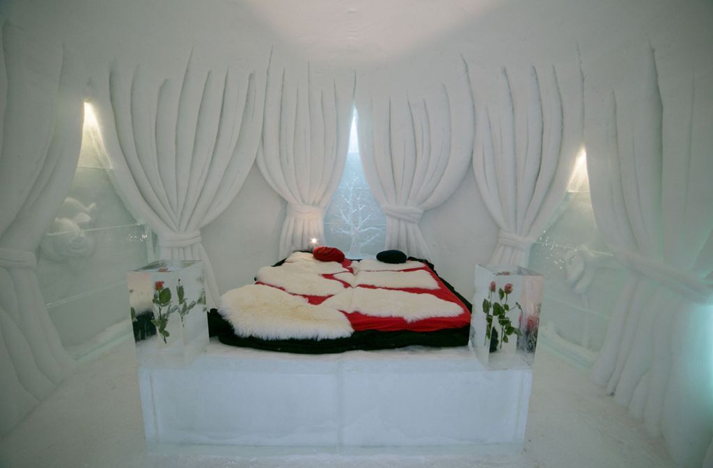 Drinnen sind die Suites in unterschiedlichen Motiven gestaltet – von Schneevorhängen über Schneepalmen.