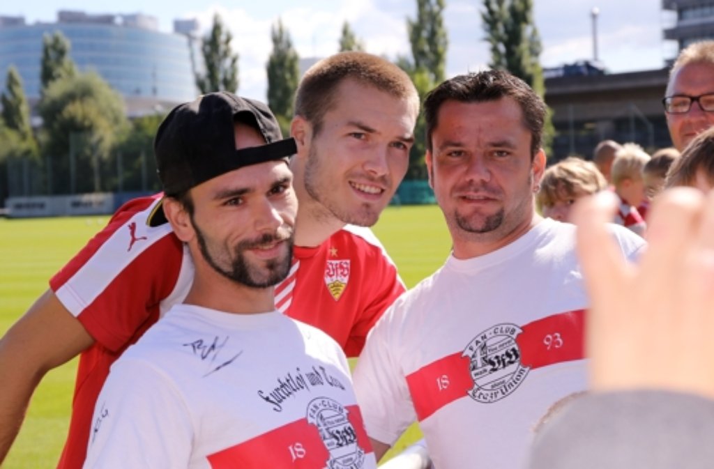 Nach der Trainingseinheit gibt es erst mal Autogramme und Fotos von und mit Toni Sunjic – die VfB-Fans freut’s.