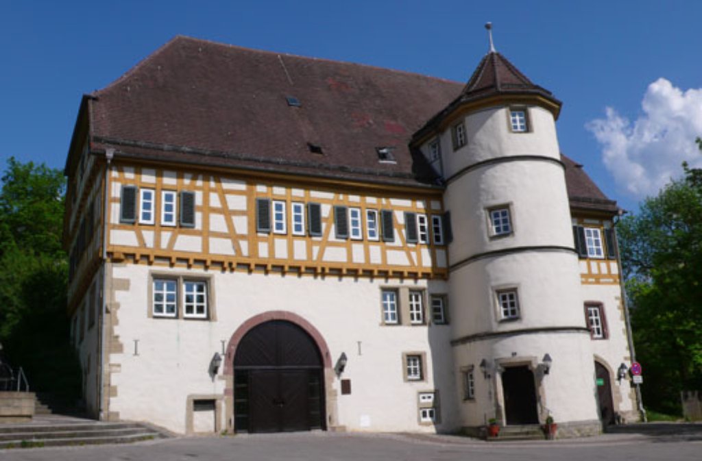 Tipp 3: Einst gehörte das Schloss Deufringen im gleichnamigen Aidlinger Stadtteil den Herren von Gültlingen, heute wird es als Gemeindehaus benutzt. In den historischen Mauern aus dem 16. Jahrhundert finden heute Konzerte und Ausstellungen statt. Mehr Infos gibt es hier