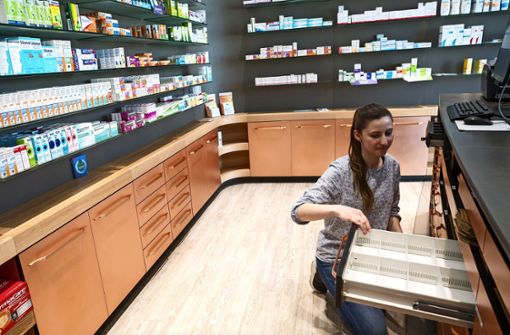 Apotheker stellen die Engpässe bei Medikamenten vor Herausforderungen. Das Foto zeigt eine Mitarbeiterin in Bartenbach. Foto:  