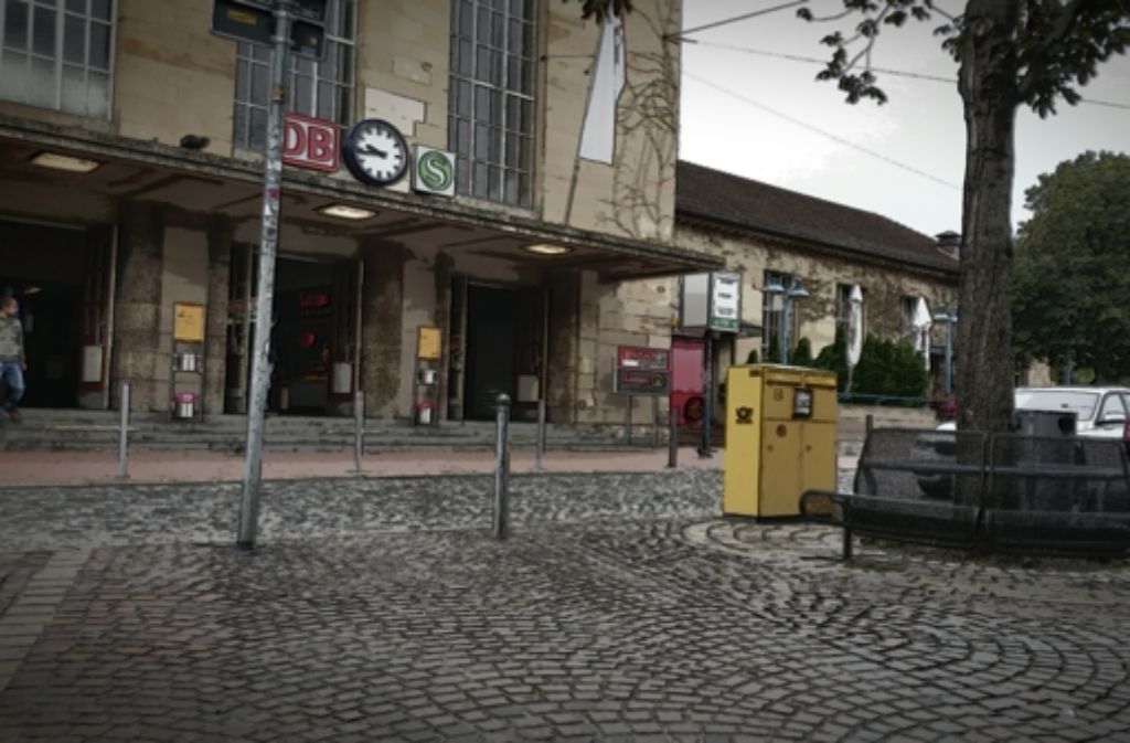 Tag 11: Der Platz vor dem Cannstatter Bahnhof ist mit seiner Mischung aus historischen Gebäuden und Neubauten schön und hässlich zugleich. Diese Mixtur ist dem StZ-Reporter oft auf seiner 80-Zeilen-Reise durch Stuttgart begegnet.