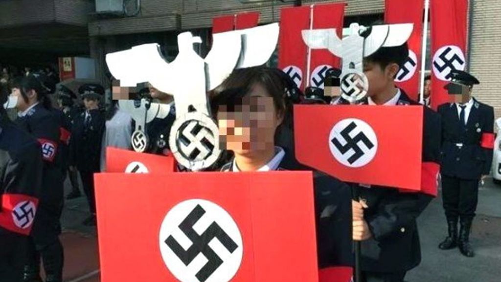  Der Direktor einer Schule in Taiwan hat seinen Rücktritt erklärt. An der Schule waren anlässlich einer Feier in Nazi-Uniformen und mit Hakenkreuzbannern aufmarschiert. 