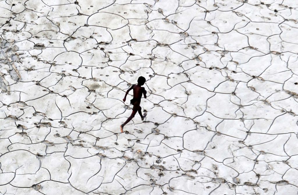 Indien: Ein Junge läuft über ein ausgetrocknetes Flussbett bei Allahabad im Bundesstaat Uttar Pradesh.