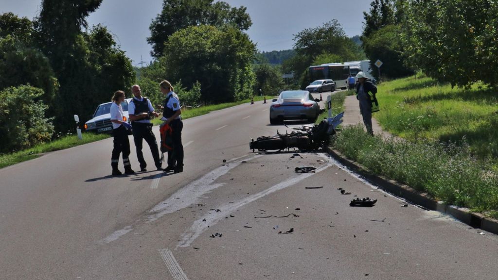 Schwerer Unfall im Rems-Murr-Kreis: Porsche-Fahrer weicht Tier aus – Biker schwer verletzt
