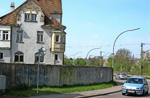 Der Sichtwinkel an der scharfen Kurve der Waiblinger Straße beim Bahnhof in Rommelshausen soll sich durch den Abriss der Mauer und der Fabrikantenvilla deutlich verbessern. Foto: Hans-Dieter Wolz