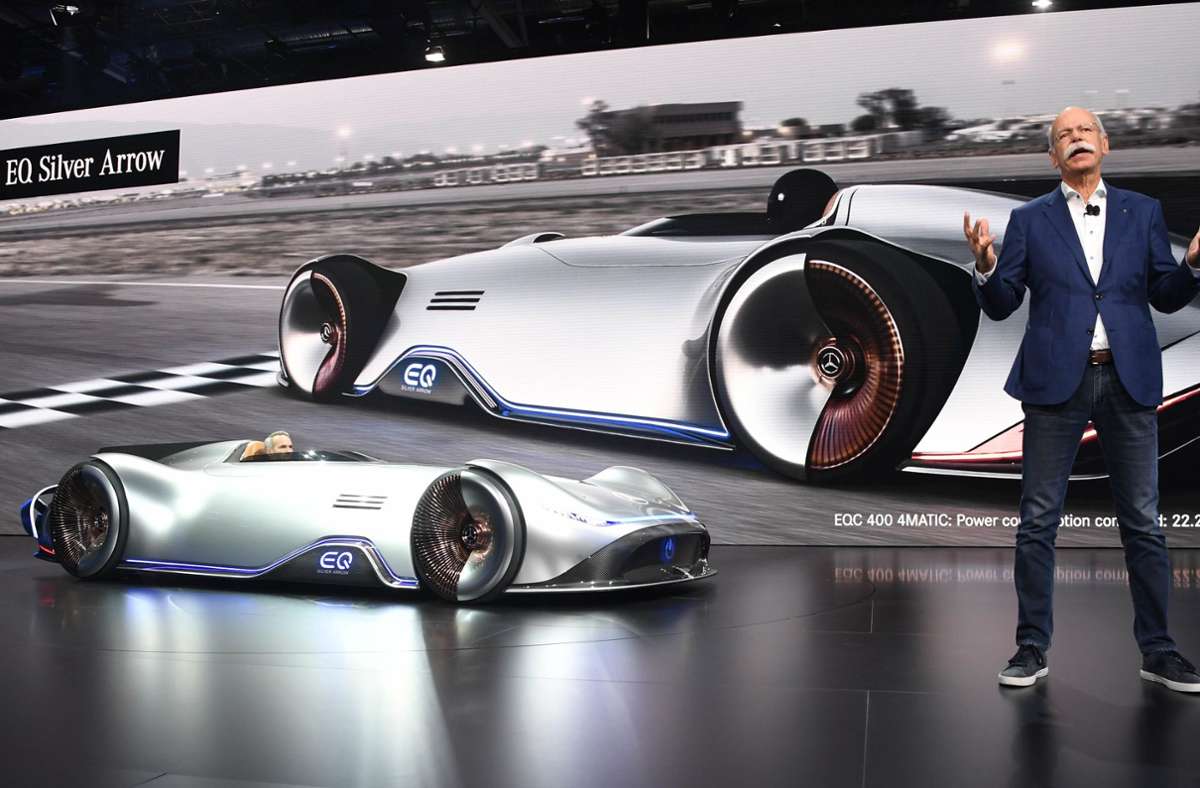 Aufbruch in ein neues Zeitalter: Zetsche präsentiert den elektrisch betriebenen Mercedes-Benz Vision EQ Silver Arrow. Das Dieselgate verunsichert die deutsche Automobilindustrie.