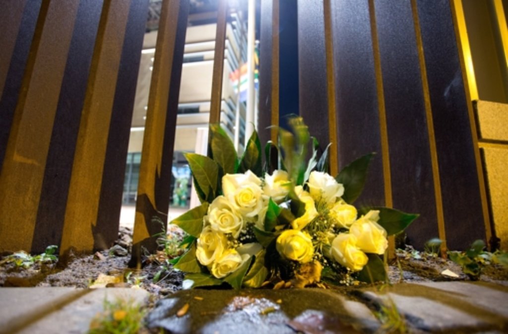 Am Zaun der südafrikanischen Botschaft in Berlin stecken Blumen.