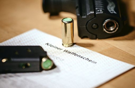 Wer eine  Schreckschusswaffe mit sich führt, muss im Besitz des kleinen Waffenscheins sein. Foto: dpa
