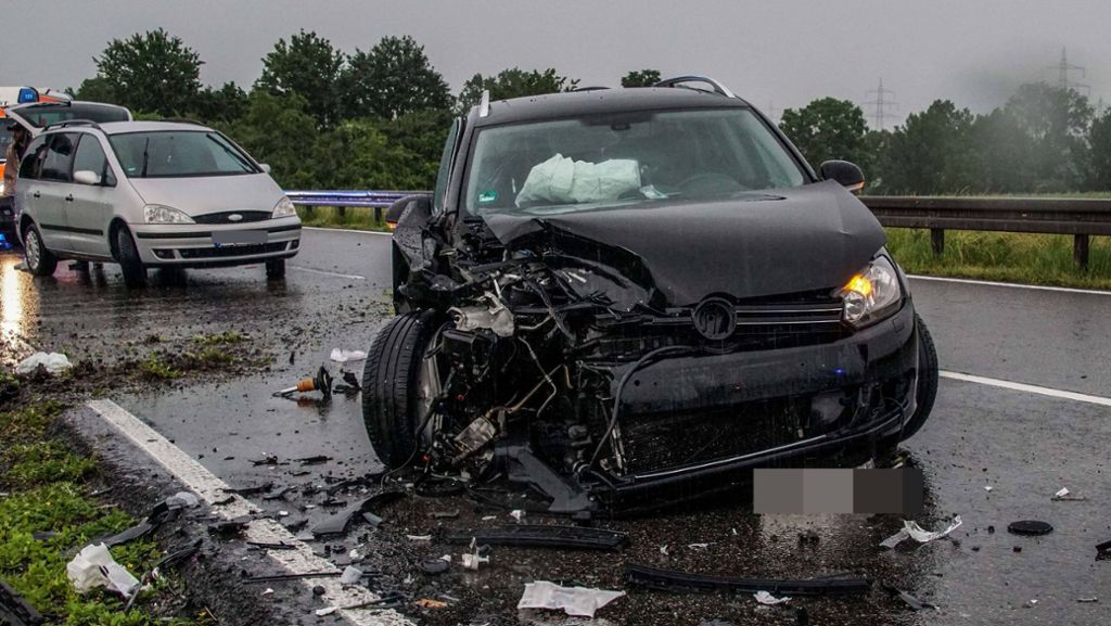 Unfall auf B295 bei Renningen: Mindestens drei Verletzte bei Crash mit fünf Fahrzeugen