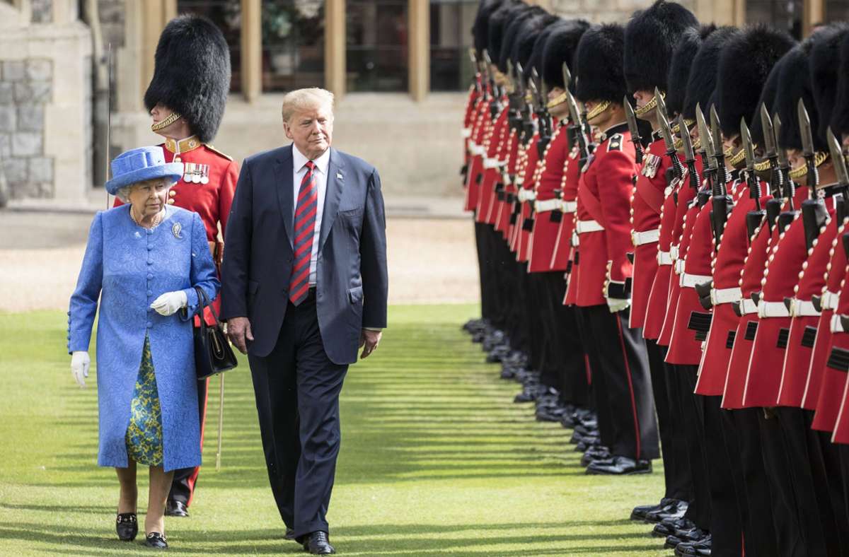 Im Umgang mit der Queen kann man viel falsch machen: 2018 marschierte US-Präsident Donald Trump vor Elizabeth II. her und kehrte ihr den Rücken zu.