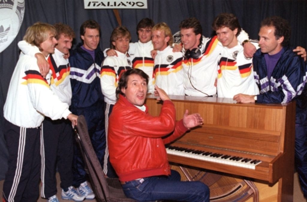 Für die WM 1990 in Italien holte sich die deutsche Nationalmannschaft wieder einmal musikalische Unterstützung bei Udo Jürgens. Zusammen sangen sie „Wir sind schon auf dem Brenner“.