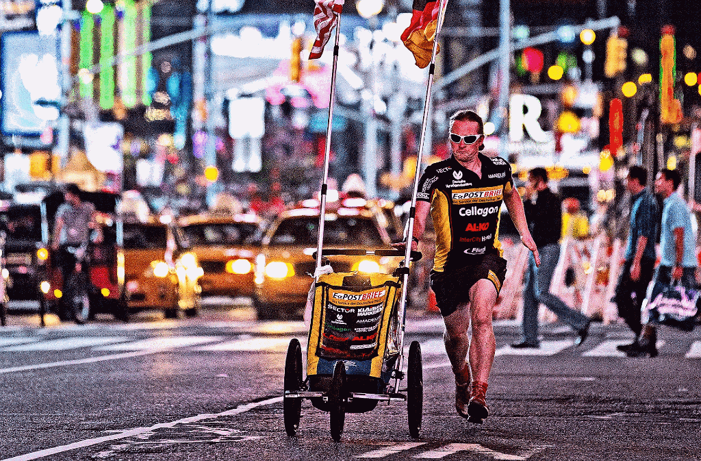Geschafft! Nach weniger als drei Wochen und mehr als 5000 Kilometern erreicht Joey Kelly mit seinem Baby Jogger müde, aber glücklich den New Yorker Time Square. Foto: Stachelhaus