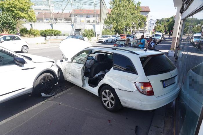 Unfall in Stuttgart-Ost: Auto schleudert gegen Schaufenster – zwei Verletzte