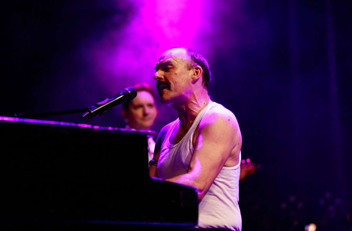 Rob Comber wechselt – wie Vorbild Freddie Mercury – auch gerne mal ans Klavier.