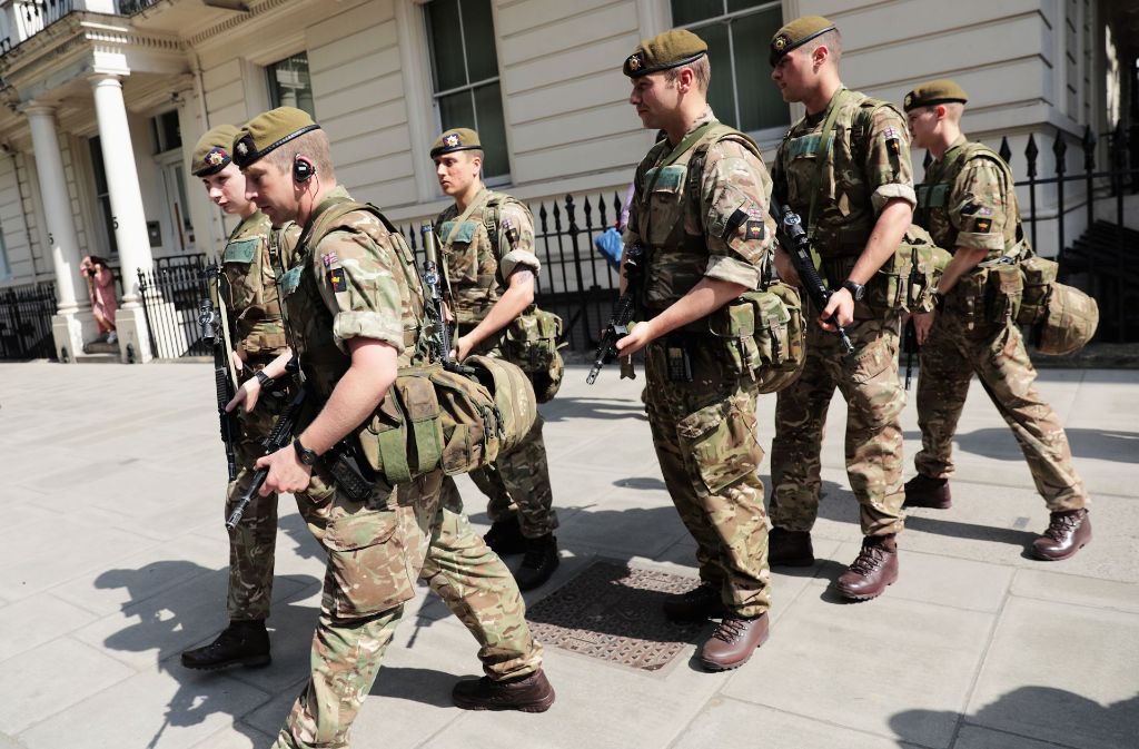 Soldaten nahe des Buckingham-Palasts: Die britische Regierung hat die höchste Terrorwarnstufe für die Insel ausgerufen.