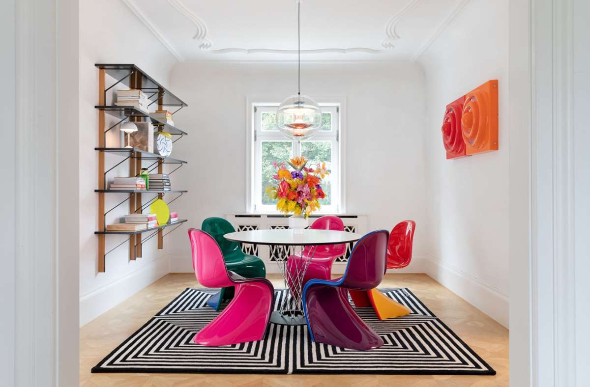 Den berühmten Stuhl von Verner Panton gibt es jetzt auch zweifarbig: „Panton Chair Duo“. Im Mailänder Salone del Mobile treffen Streifen auf Tupfen und Sehnsuchtsblau auf Knallpink – Hauptsache opulent.