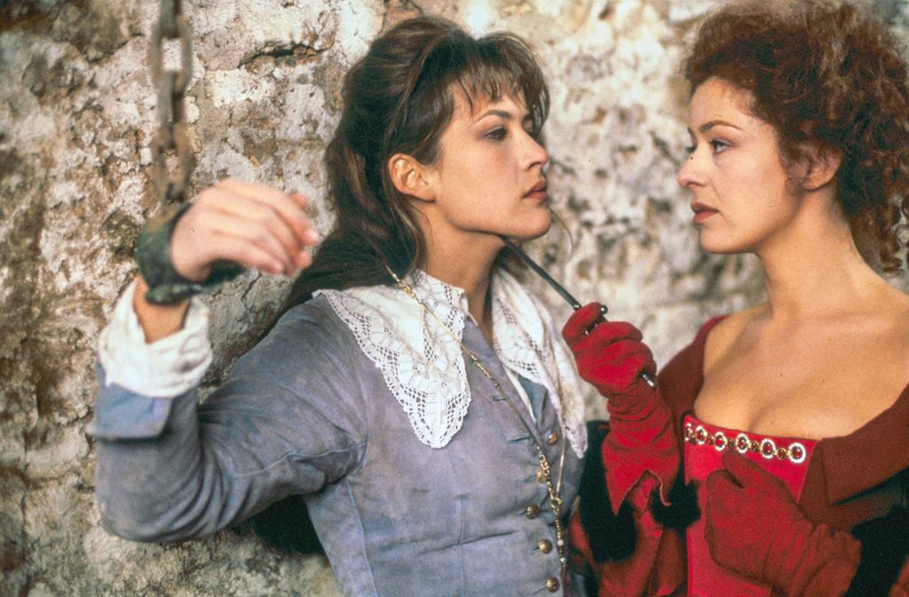 Eglantine de Rochefort (Charlotte Kady, re.) hat Eloïse d’Artagnan (Sophie Marceau, li.) in ihrer Gewalt.