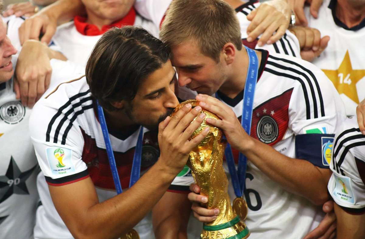 Sami Khedira (li.) und  Kapitän Philipp Lahm feiern den Gewinn des WM-Titels 2014 nach dem 1:0-Endspielsieg gegen Argentinien.  Foto: imago/Eibner/imago sportfotodienst