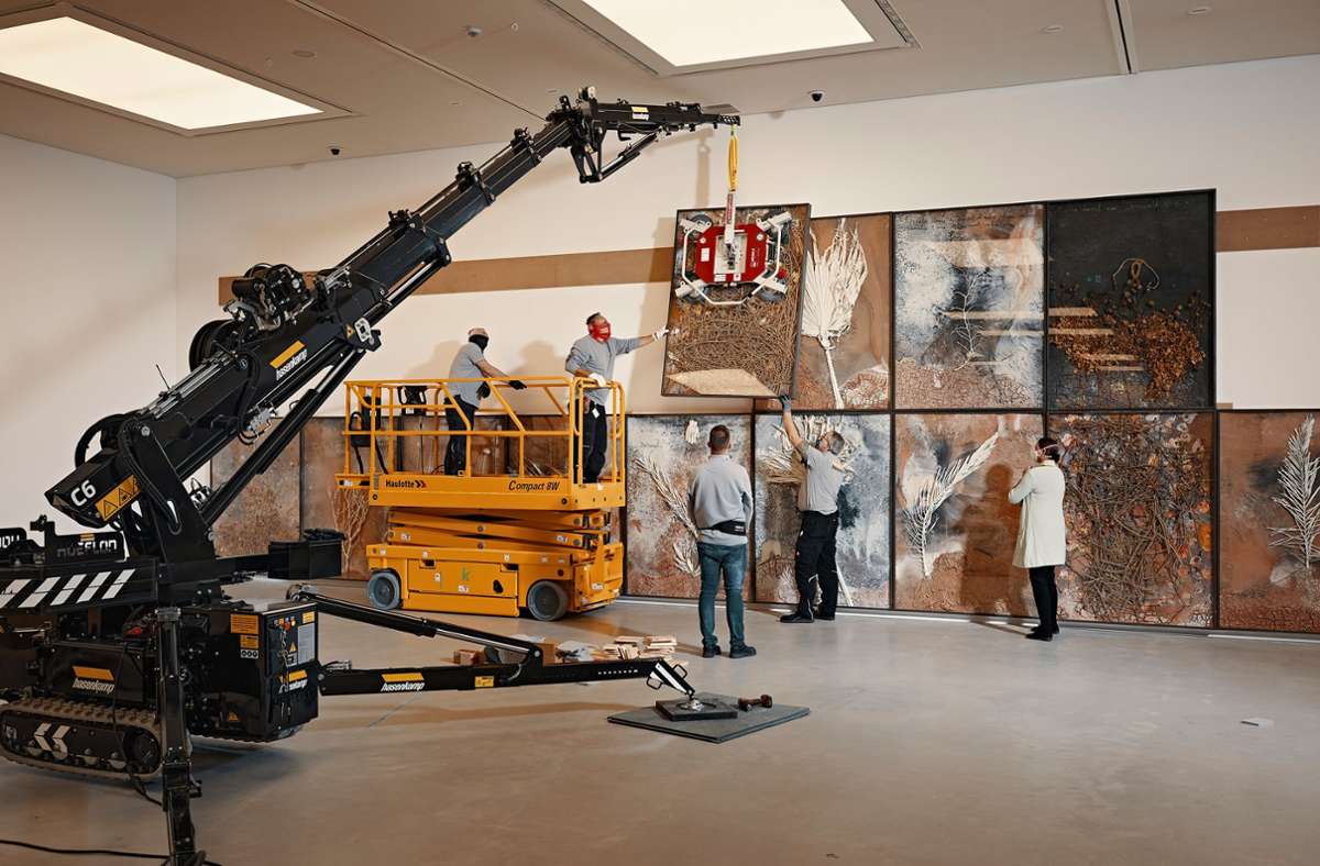 Aufwand Die Kunsthalle Mannheim benötigte spezielles Gerät und externe Hilfe, um die Arbeiten von Anselm Kiefer für die Ausstellung aufzubauen. Das Museum hofft, dem Publikum das Ergebnis von Dezember an zeigen zu können. Foto: Elmar Witt