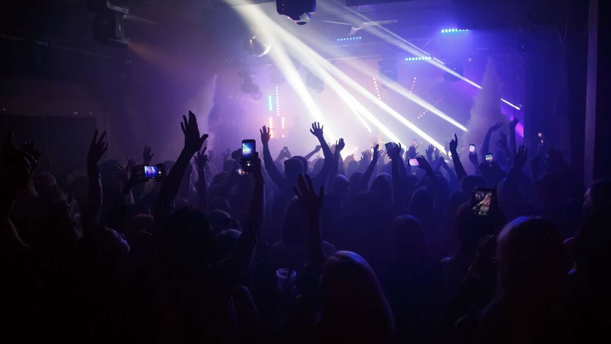 Während Deutschland Schritt für Schritt aus dem Lockdown zurückkehrt, bleiben manche Bereiche des öffentlichen Lebens noch eingeschränkt, so auch das Feiern in Clubs und Diskotheken.
