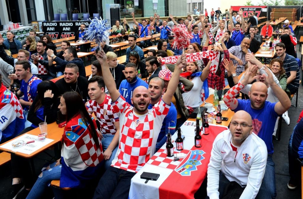 Kroatische Fans bangen mit ihrer Mannschaft beim Publiv Viewing im Mash.