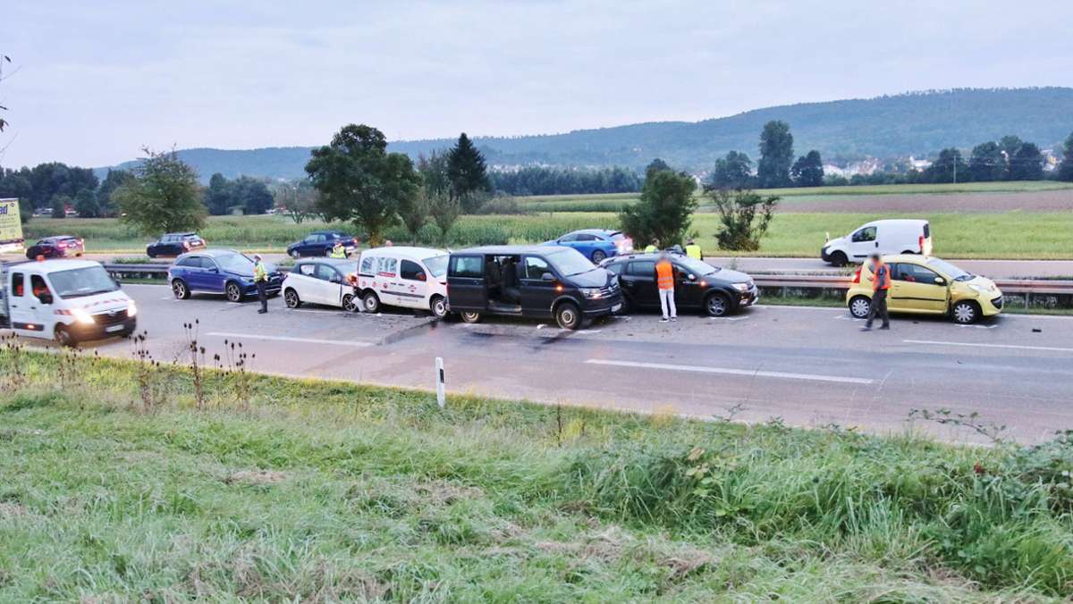  Bei einer Karambolage in der Nähe von Schorndorf sind am Montag drei Menschen verletzt und sieben Fahrzeuge beschädigt worden. Jetzt wird ein Sattelschlepper gesucht. 