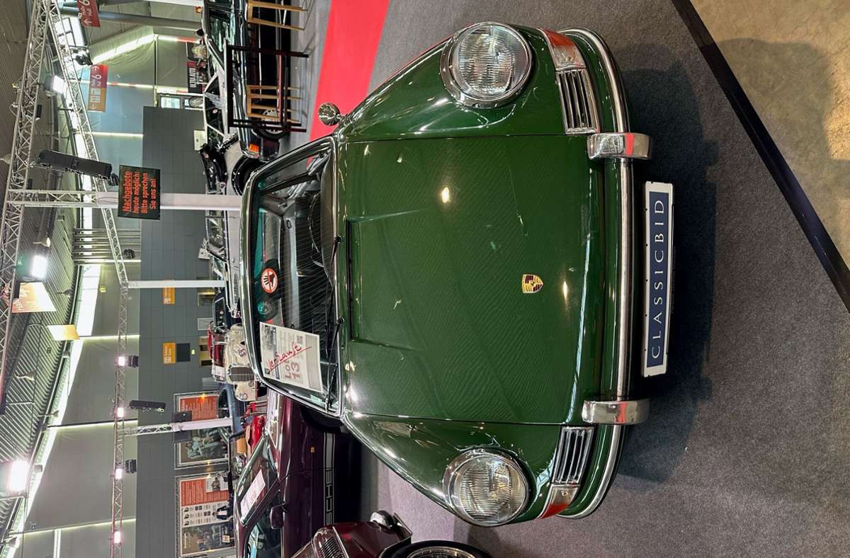Das teuerste Auto der Oldtimerversteigerung: ein Porsche 911 T 2.0 Karmann SWB von 1968. Der Hammer des Auktionators fiel bei 77.300 Euro.