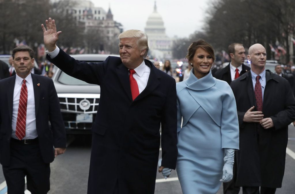 Volksnah: Der 45. Präsident der USA, Donald Trump, ging zu Fuß mit seiner Frau Melania kurz nach der Amtseinführung in Washington in Richtung Weißes Haus.