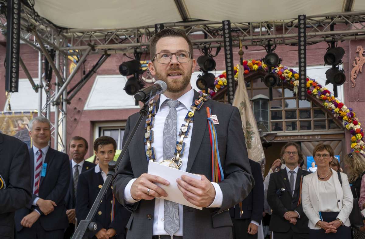 Bürgermeister Jens Hübner mit Amtskette.