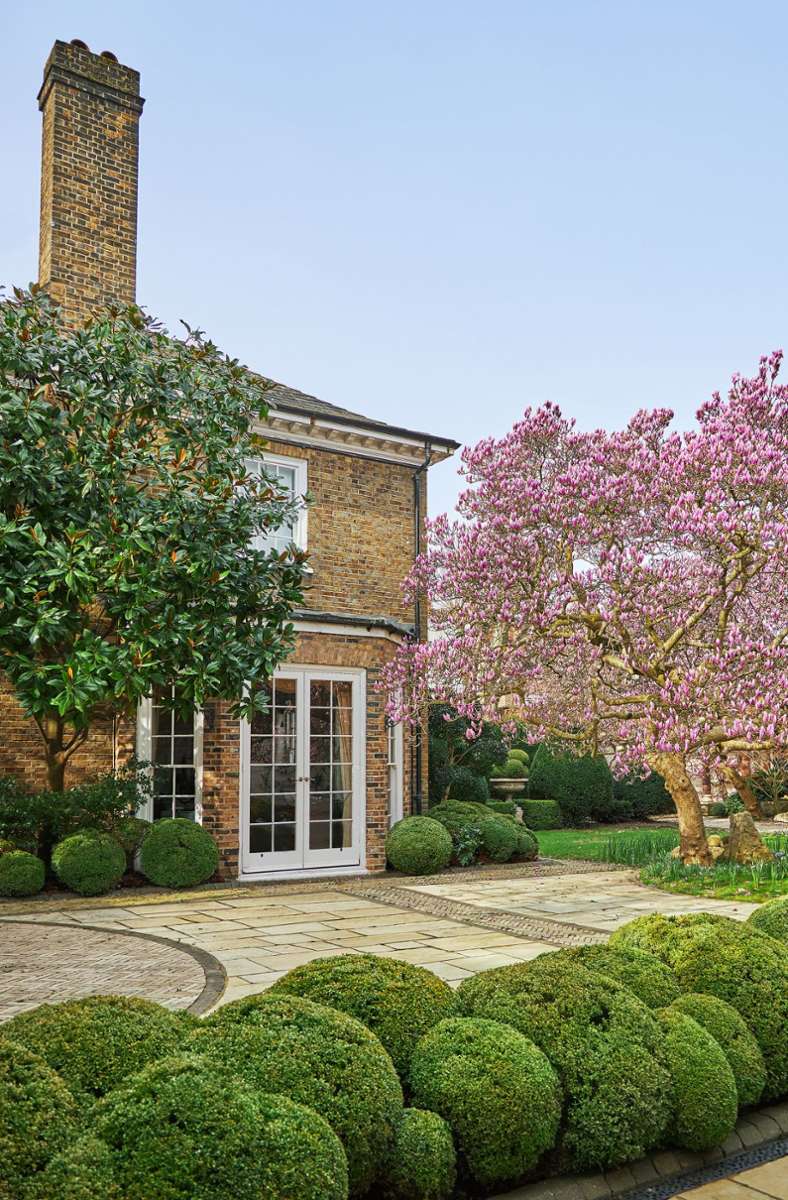 Magnolienbaum bei der Garden Lodge. Das Anwesen liegt hinter einer hohen Mauer im Londoner Stadtteil Kensington.