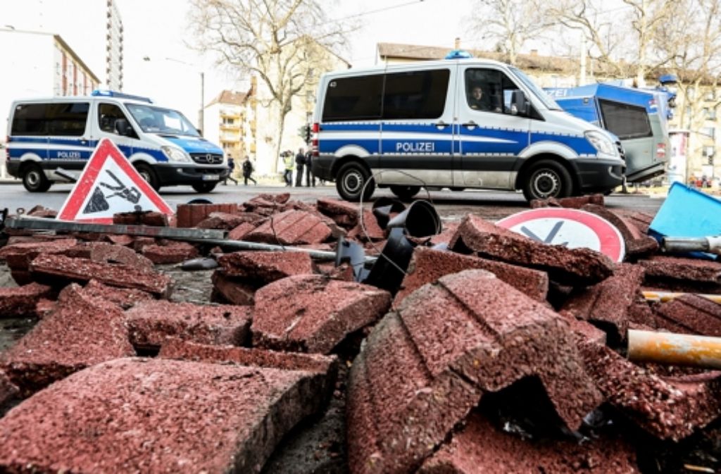 Blockupy selbst distanziert sich von den gewalttätigen Protesten. „Ich hätte mir den Mittwochvormittag anders gewünscht“, sagte der hessische Linken-Landtagsabgeordnete und Anmelder der Proteste, Ulrich Wilken. Andererseits habe er auch großes Verständnis für die Wut der Menschen, die von der „Verelendungspolitik der EZB“ betroffen seien.