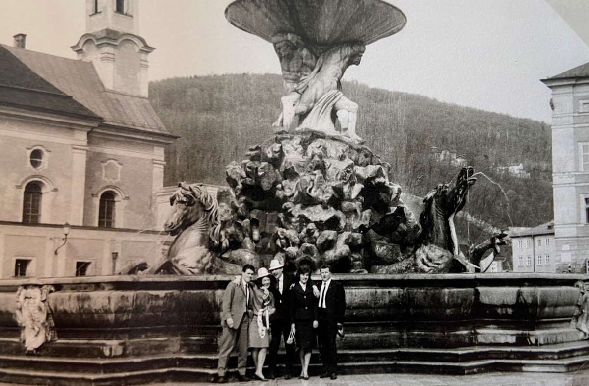 Beim Tagesausflug vom Chiemsee nach Salzburg funkt es zwischen Rolf und Rosl (links): Hier sind sie mit Freunden am Residenzbrunnen in der Salzburger Altstadt zu sehen.