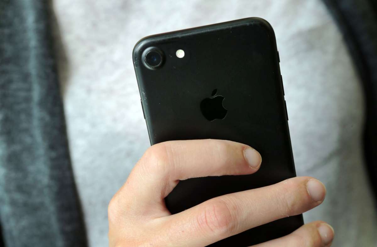 iPhones lassen sich seit iOS 14 auch durch Tippen auf die Rückseite bedienen. (Symbolbild) Foto: Fernando Gutierrez-Juarez/dpa-Ze