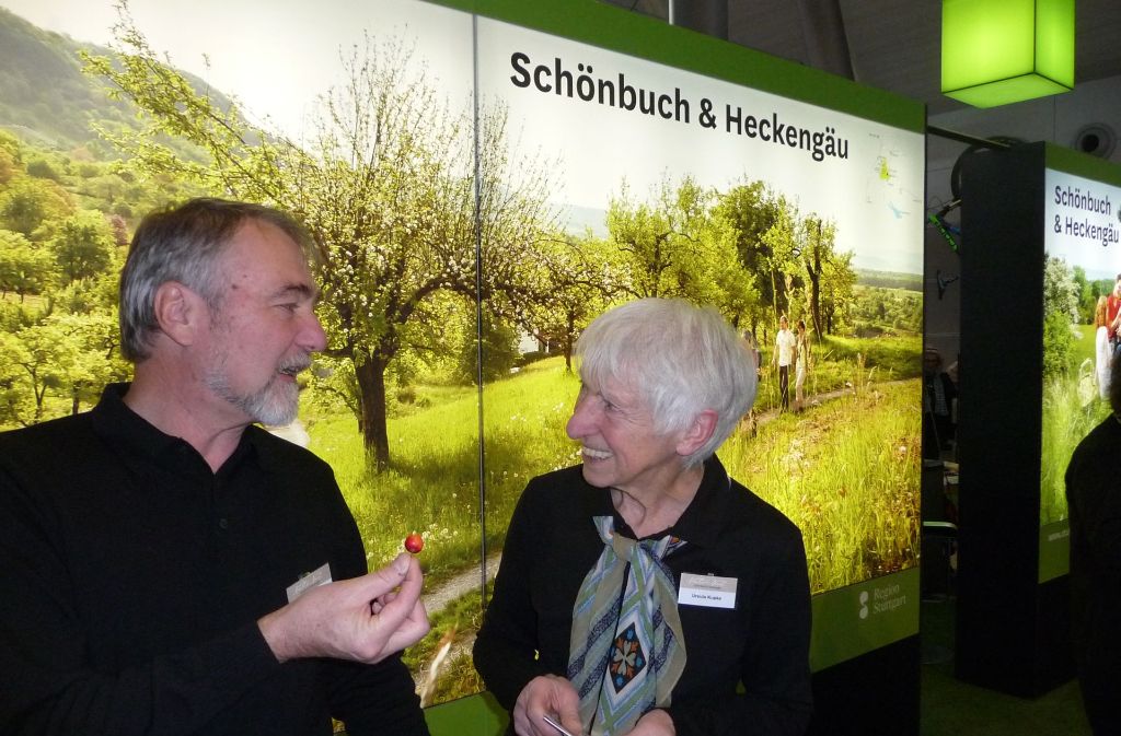 „Wichtig ist auch die Vernetzung mit Bus und Bahn“, stellt Heckengäu-Naturführerin Ursula Kupke (r.) immer wieder fest.