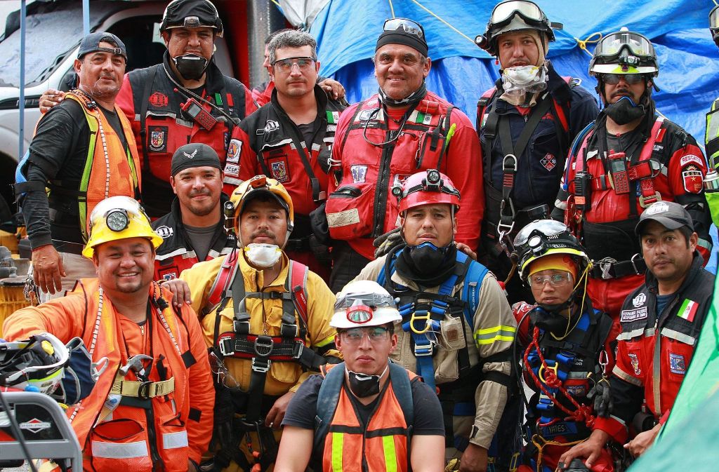 Rettungshelfer lassen sich in Mexiko-Stadt (Mexiko) fotografieren. Bei den Rettungsarbeiten nach dem Erdbeben werden die mexikanische Marine und lokale Teams vom Roten Kreuz und weiteren internationalen Organisationen unterstützt.