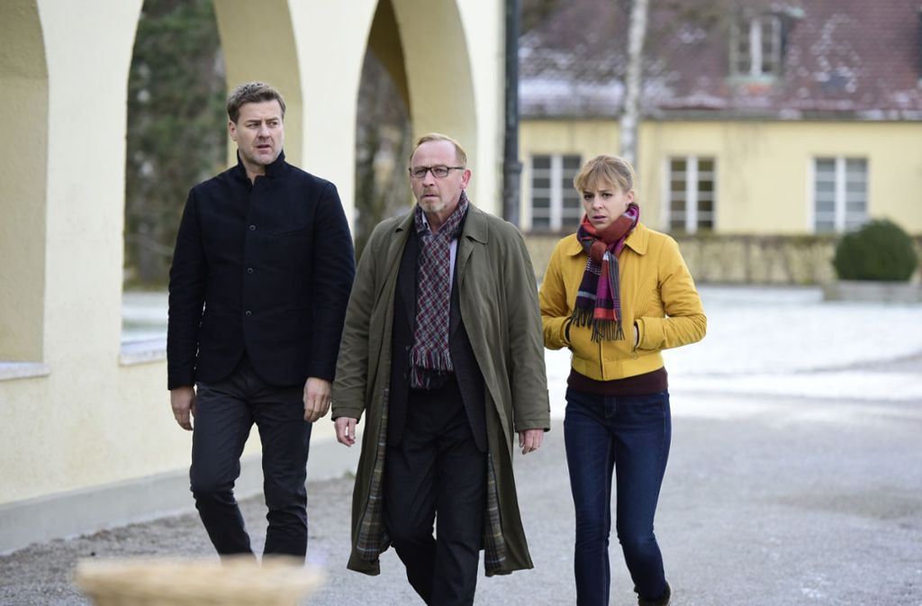 Harald Neuhauser (Marcus Mittermeier), Ludwig Schaller (Alexander Held) und Angelika Flierl (Bernadette Heerwagen) ermitteln auf dem Friedhof.