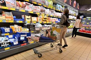 Angesichts der hohen Inflation greifen Verbraucher statt zu Markenartikeln öfters zu preisgünstigeren Eigenmarken der Handelsketten. Foto: Imago/Rolf Pos/ss