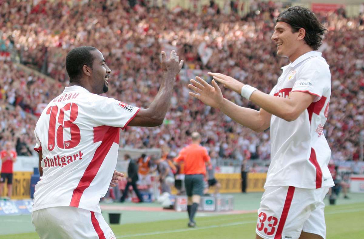 Kollegen-Freude: Die Stuttgarter Offensivkräfte Cacau (links) und Gomez bejubeln den Treffer zur zwischenzeitlichen 2:0-Führung.