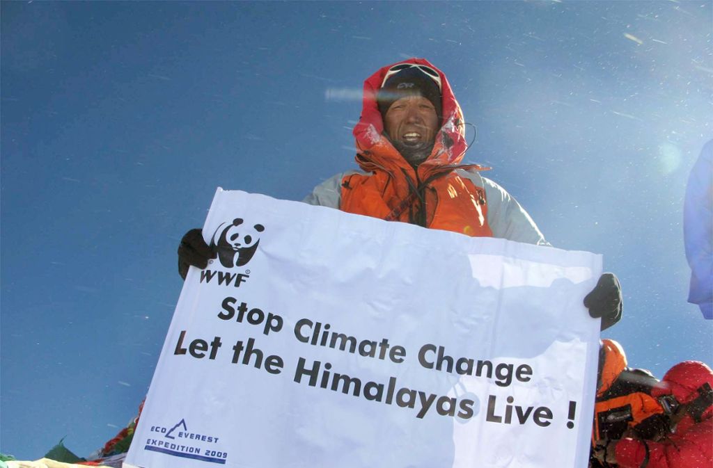 Aktion des WWF und der Eco Everest Expedition für ein sauberes Dach der Welt.
