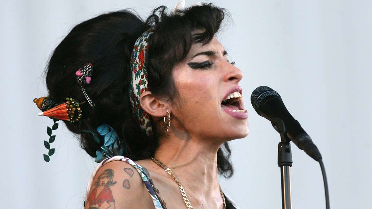  Vor zehn Jahren starb die Soul-Sängerin Amy Winehouse. Das Minikleid, das sie bei ihrem letzten Auftritt getragen hat, erzielte nun einen Rekorderlös bei einer Versteigerung. 