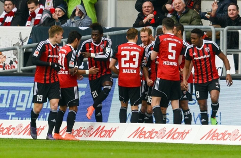 Die Mannschaft von Ingolstadt jubelt nach dem Treffer zum 1:0 gegen Stuttgart.