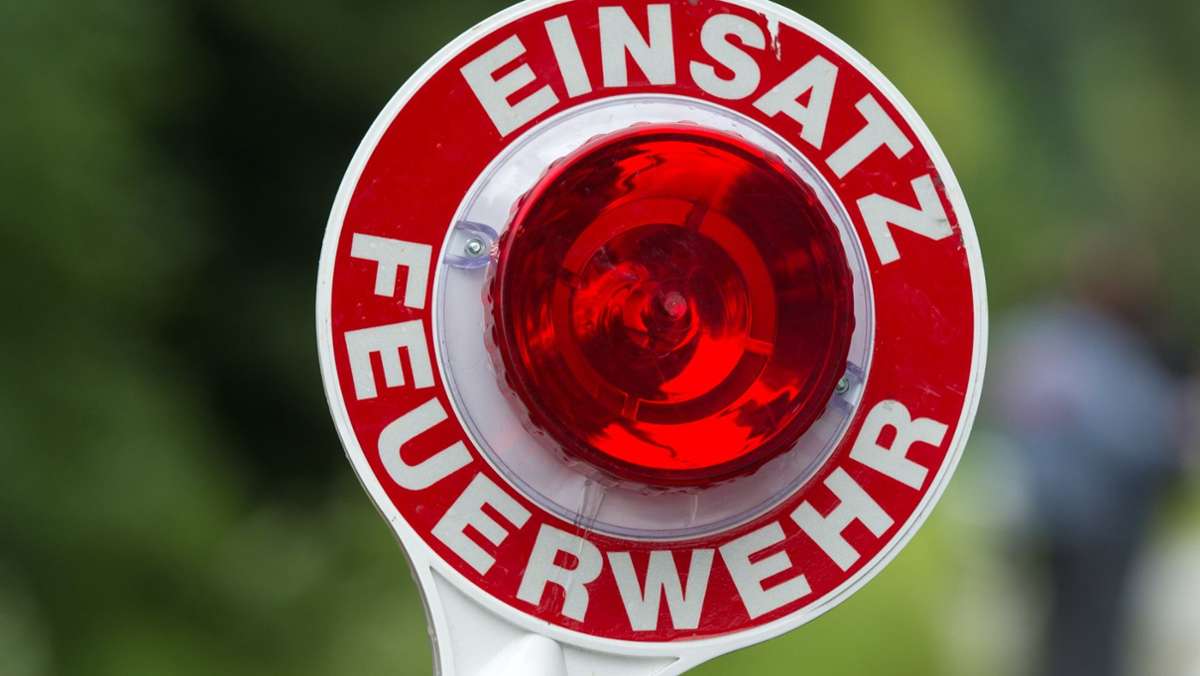 Stuttgart-Bad Cannstatt: Mercedes fängt während der Fahrt Feuer
