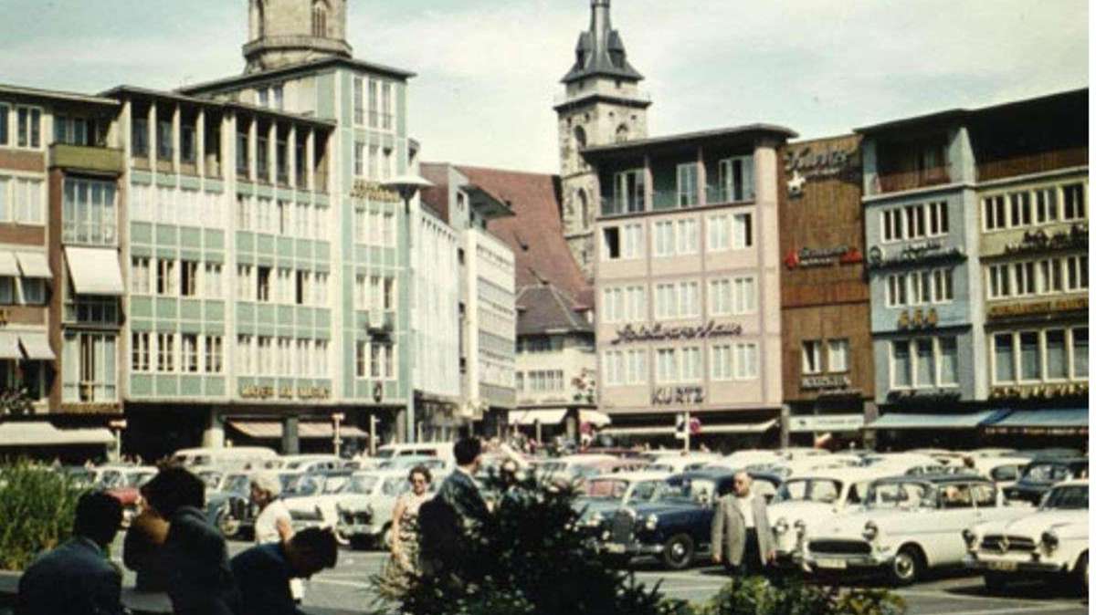 Der Stuttgarter Marktplatz im Jahr 1958 mit Autos und Spielwaren Kurtz.