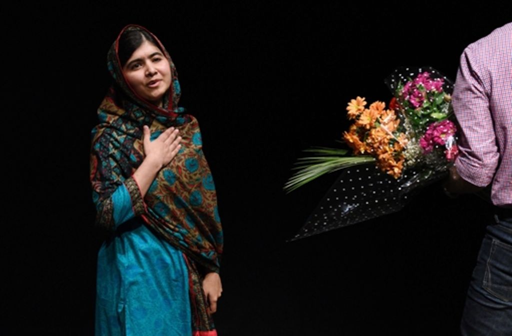 Oktober – Malala Yousafzai ist noch jung an Jahren. Sie hat vieles erlebt, um das sie niemand beneidet. Unterdrückung, Gewalt, Säureanschläge, fast den Tod. Die Taliban wollen nicht, dass Mädchen etwas lernen. Für Malala ein Ansporn, um für die Rechte von Kindern im Islam, zu kämpfen. Mit 17 Jahren wird die Pakistanerin zur jüngsten Friedensnobelpreisträgerin aller Zeiten. In der Ukraine wählen die Menschen ein neues Parlament. Die Parteien, die für eine Annäherung an Europa stehen, gewinnen klar. Radikale Kräfte bleiben weitgehend außen vor.